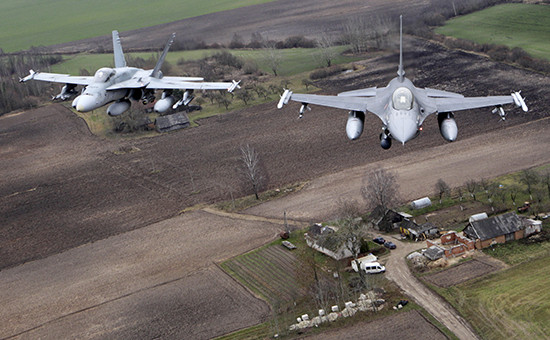 Истребители F-16 ВВС НАТО в небе над Балтией. Фото 2014 года