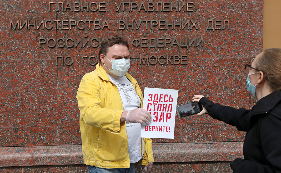 Журналист Александр Плющев во время серии одиночных пикетов в поддержку журналиста Ильи Азара у здания Главного управления МВД РФ по городу Москве