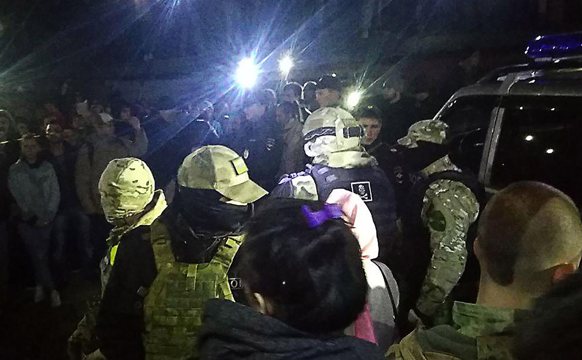 Местные жители и сотрудники полиции около гаражного комплекса, где было найдено тело ранее пропавшей 9-летней девочки