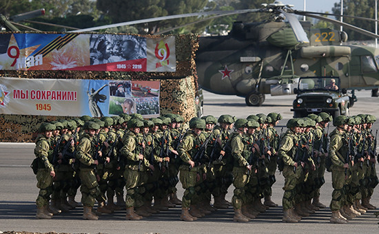 Военнослужащие на авиабазе Хмеймим в Сирии. Май 2016 года