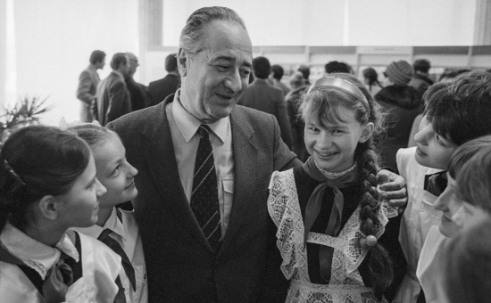 Анатолий Алексин во время встречи со школьниками Минска. 25 марта 1987 года