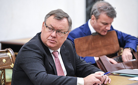 Глава ВТБ Андрей Костин и председатель правления Сбербанка России Герман Греф (слева направо) во время совещания по экономическим вопросам в Кремле. Архив