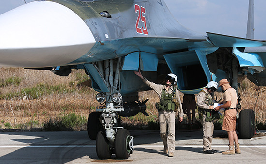 Российские пилоты самолета Су-34 на авиабазе Хмеймим в Сирии, 2015 год