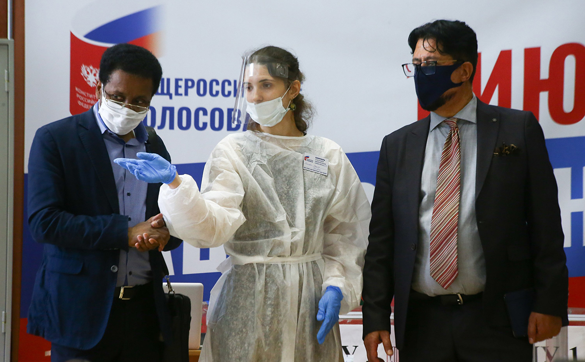 Консультант Союза африканских дипломатов в России, сотрудник посольства Замбии Ангесса Дуга Чала (слева) и руководитель Ассоциации содействия развитию молодежи Афганистана Мохаммад Тамим Эхлас (справа) во время работы иностранных экспертов-наблюдателей на голосовании по поправкам в Конституцию РФ