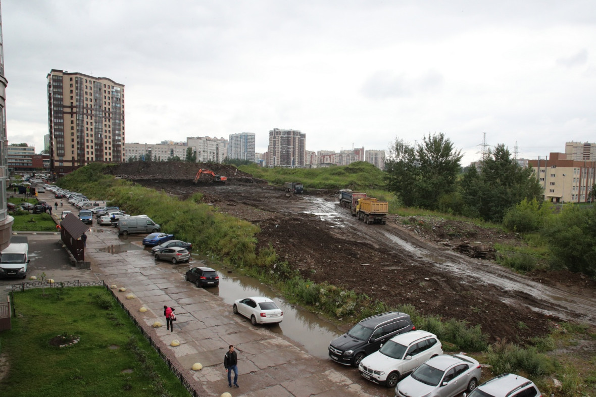 Пустырь возле жилого массива в Калининском районе Петербурга