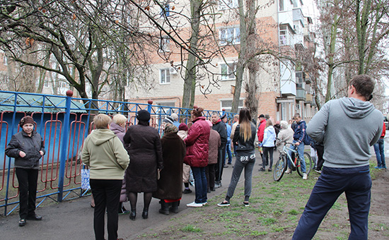 Местные жители у дома, в котором произошел взрыв газа