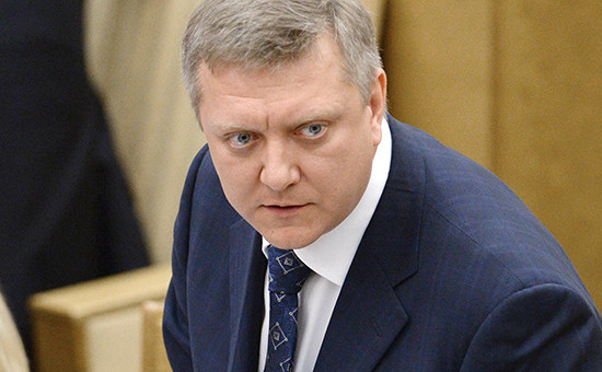 Зам. председателя комитета Госдумы РФ по конституционному законодательству и государственному строительству Дмитрий Вяткин на пленарном заседании ГД РФ