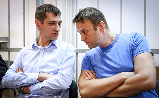 Оппозиционер Алексей Навальный и его брат Олег (справа налево)