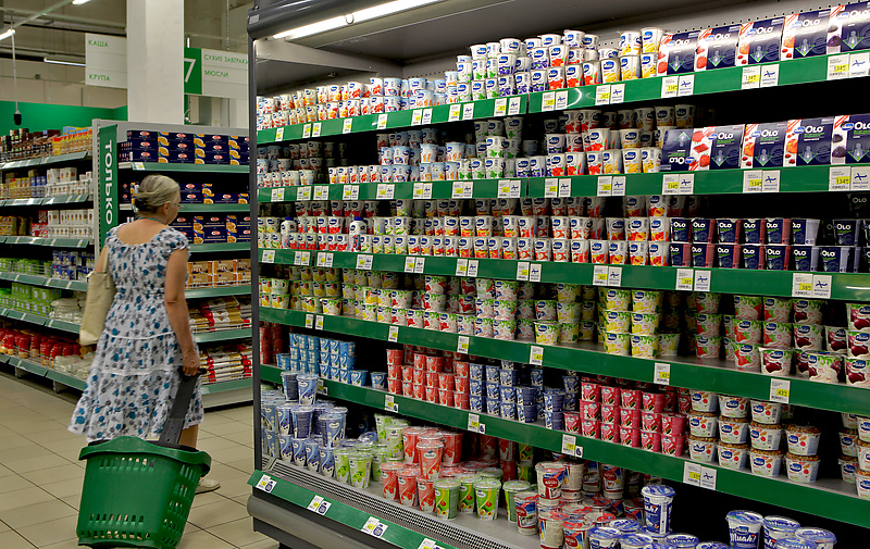 Полка с молочной продукцией в одном из петербургских магазинов