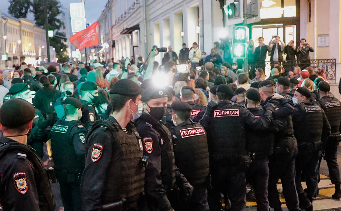 Пикеты в поддержку активистов оппозиции в Минске у посольства Белоруссии в Москве