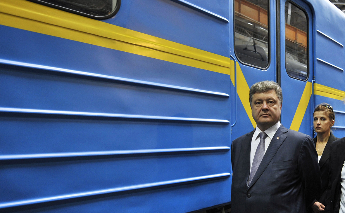 Петр Порошенко во время осмотра цехов Крюковского вагоностроительного завода