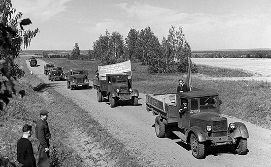Уборка зерновых в колхозе им. В.И. Ленина. 1959 год, Иркутская область. Надпись на транспоранте: «Дадим стране не менее 220 тыс. пудов хлеба!»