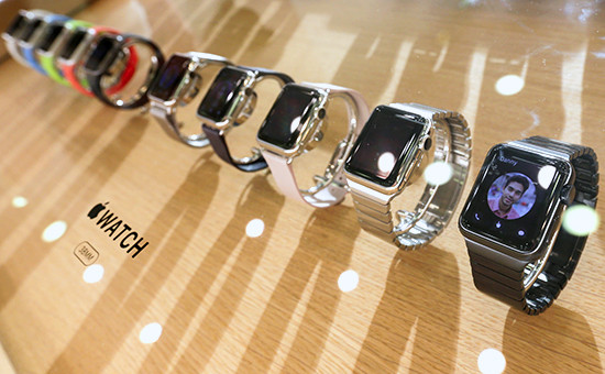 Apple Watch на витрине магазина в Москве
