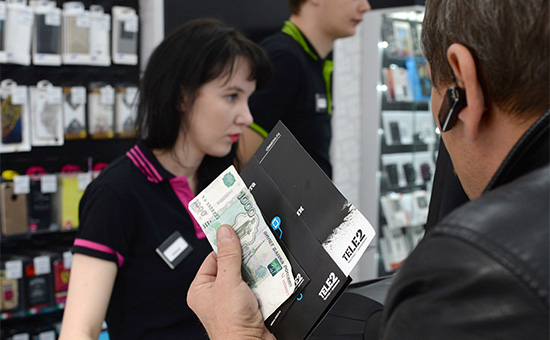 Покупатель в офисе продаж оператора сотовой связи Tele2