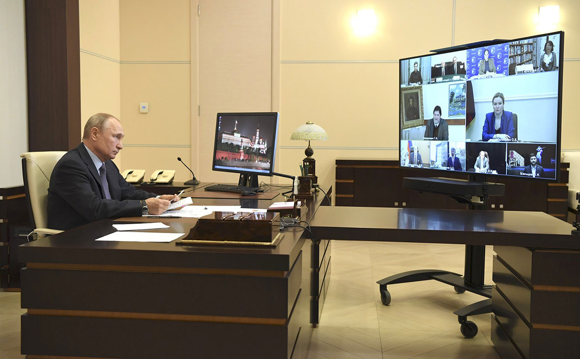 Владимир Путин во время встречи с деятелями культуры