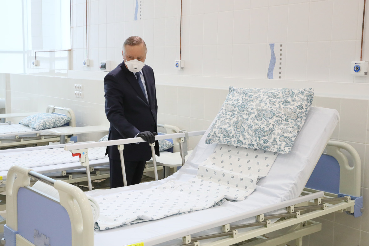 Александр Беглов осмотрел будущий стационар для больных коронавирусом на улице Ленсовета