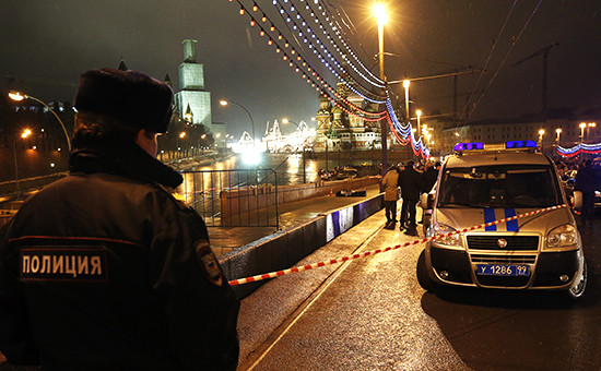 Полиция на месте убийства политика Бориса Немцова