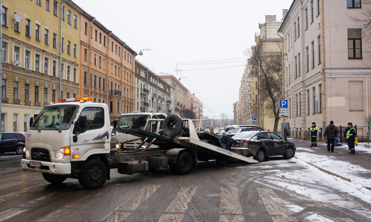 Эвакуация автомобиля в спб. Эвакуация автомобиля. Автомобиль на эвакуаторе. Комитет по транспорту эвакуатор. Эвакуация машин в Питере.