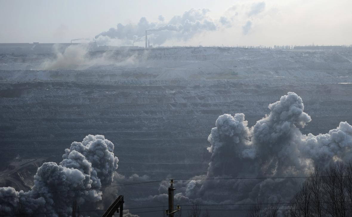 Взрывные работы на предприятии по добыче железной руды