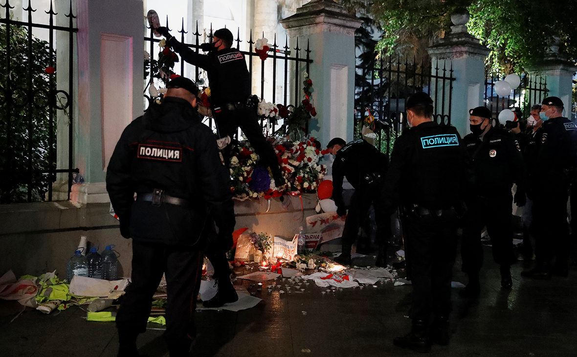 Мемориал в поддержку протестующих у посольства Белоруссии в Москве