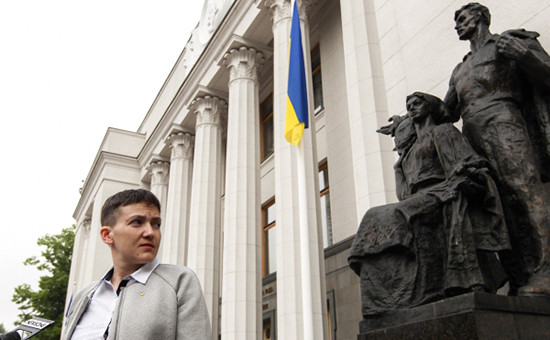 Депутат Надежда Савченко у здания Верховной рады