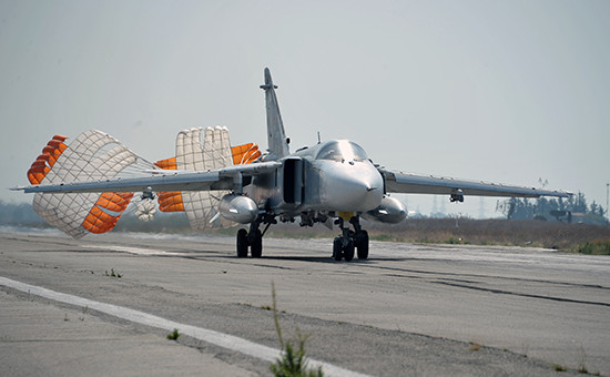 Российский бомбардировщик Су-24 на авиабазе Хмеймим в Сирии