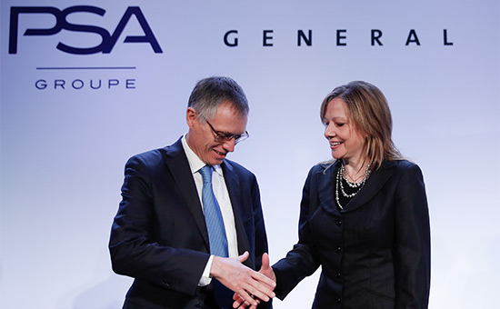 Председатель правления PSA Карлос Таварес и председатель правления и CEO General Motors Мэри Барра на конференции в Париже. 6 марта 2017 года