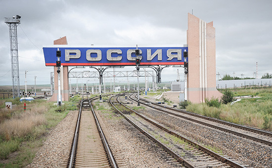 Вид на российскую границу из окна поезда, следующего в Китай



