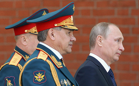 Министр обороны РФ Сергей Шойгу и президент России Владимир Путин (слева направо на первом плане) перед началом церемонии совместного возложения цветов к Могиле Неизвестного Солдата в Александровском саду