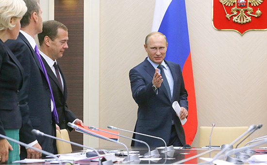 Президент РФ Владимир Путин в Ново-Огарево на совещании с руководителями администрации президента, Совета Федерации, Госдумы и министрами экономического блока правительства, посвященном бюджетным проектировкам на 2016 год
