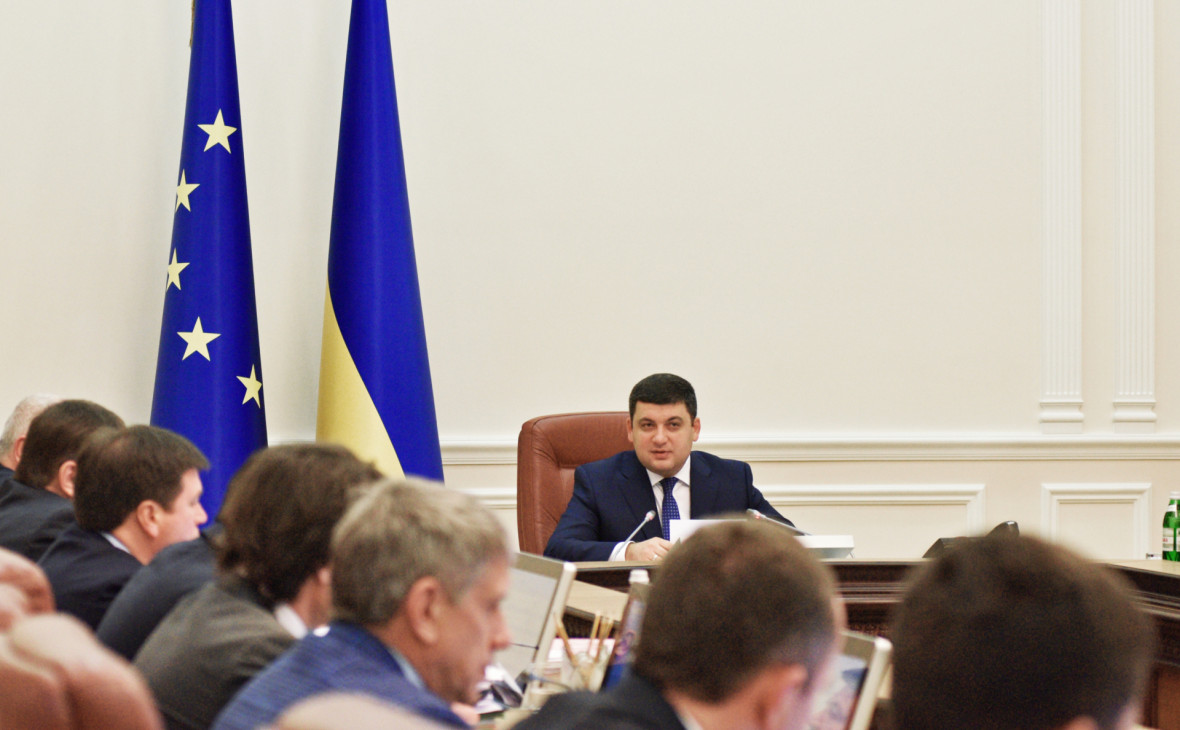 Владимир Гройсман (в центре) на заседании кабинета министров Украины