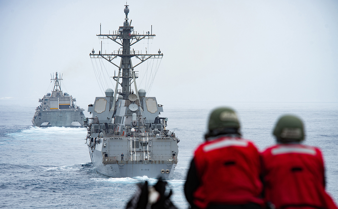 Ракетный эсминец ВМС США Kidd (в центре)