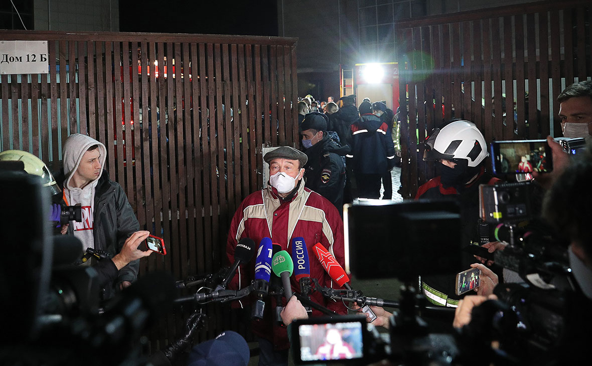 Петр Бирюков на месте тушения пожара в доме престарелых