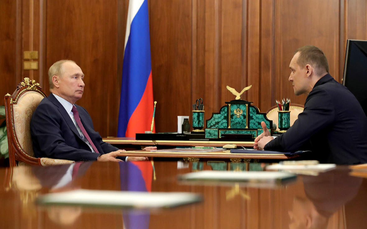 Президент РФ Владимир Путин и руководитель Федеральной службы государственной регистрации, кадастра и картографии (Росреестр) Олег Скуфинский во время рабочей встречи в Кремле