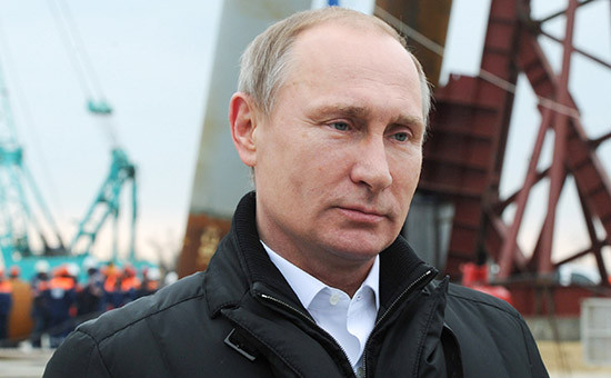 Президент России Владимир Путин на строительной площадке транспортного перехода через Керченский пролив на острове Тузла