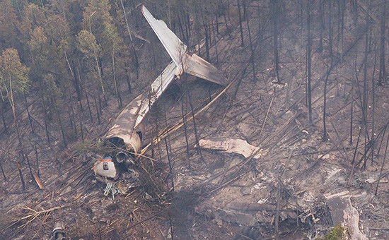 Обломки самолета Ил-76 на месте крушения, обнаруженном наземной группой спасателей отряда «Центроспас», в 4 км южнее населенного пункта Рыбный Уян на склоне одной из сопок
