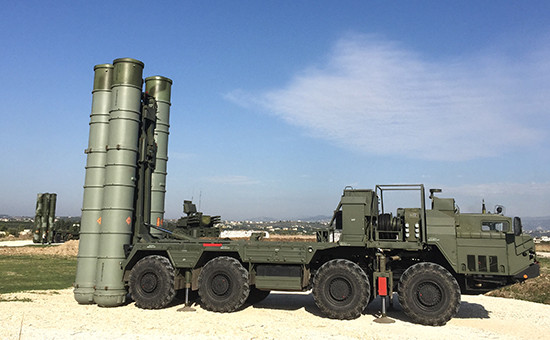 Зенитно-ракетный комплекс С-400 во время заступления на боевое дежурство на российской авиабазе Хмеймим для обеспечения безопасности полетов российской авиагруппы в Сирии