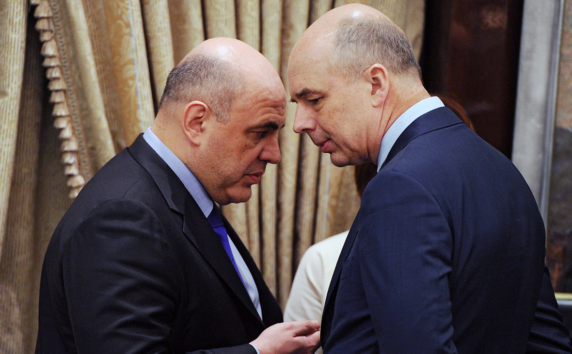 Руководитель Федеральной налоговой службы Михаил Мишустин (слева) и министр финансов Антон Силуанов
