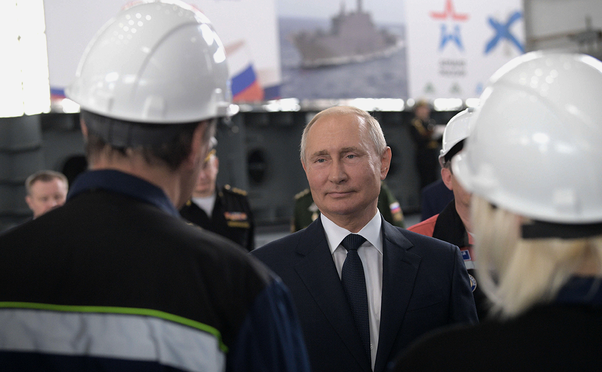 Владимир Путин во время общения с сотрудниками судостроительного завода «Залив» на церемонии закладки боевых кораблей для Военно-морского флота РФ в Керчи