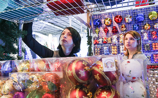 Посетители на выставке «Christmas Time. 100 дней до Нового года» в ЦДХ