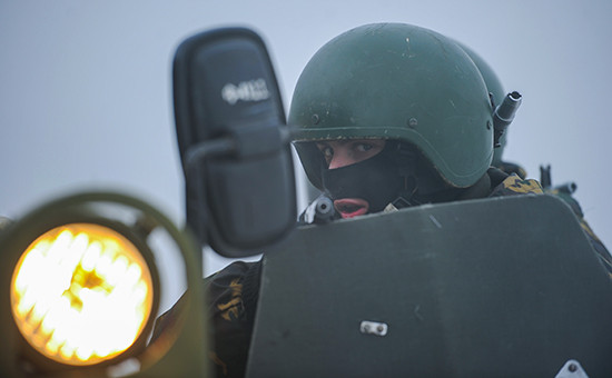 Военнослужащий внутренних войск МВД России во время комплексных тактико-специальных учений батальонной тактической группы и антитеррористических подразделений, март 2012 года
