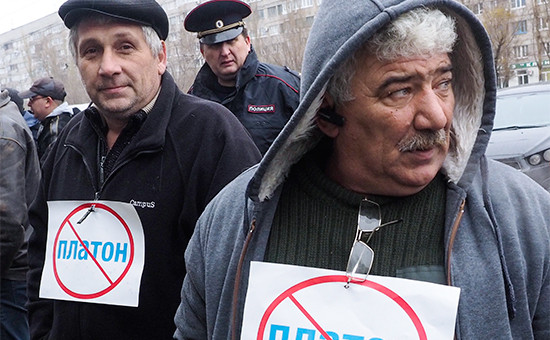 Акция протеста дальнобойщиков у офиса системы взимания платы «Платон» в Волгограде