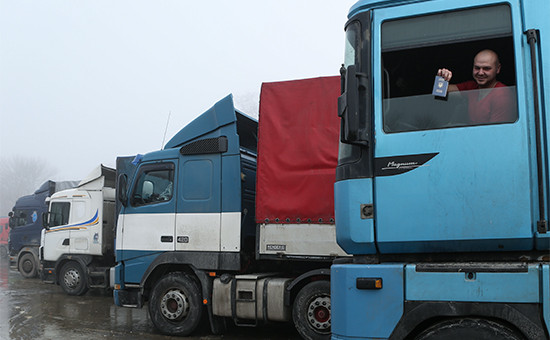 Украинский дальнобойщик на территории многостороннего автомобильного пункта пропуска «Нехотеевка»