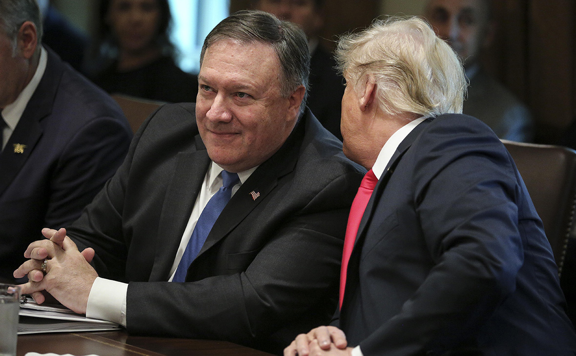 Майк Помпео (слева) и Дональд Трамп