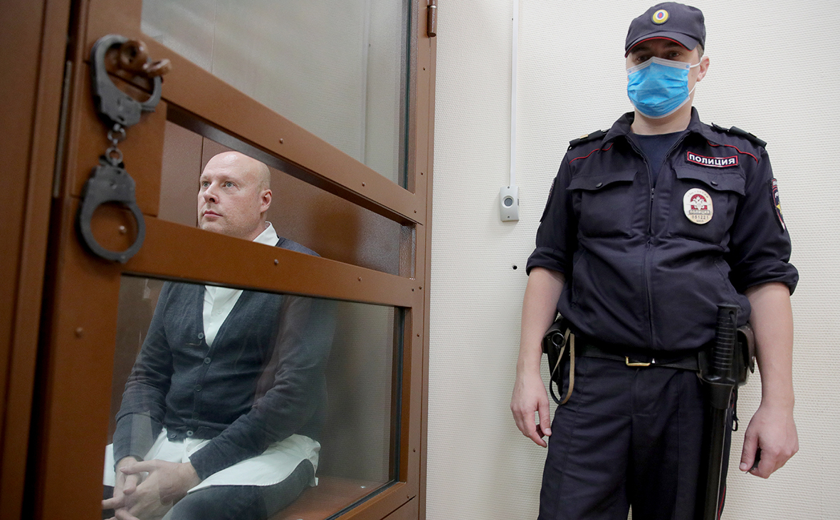 Владислав Мельников (слева) перед рассмотрением ходатайства следствия об избрании меры пресечения