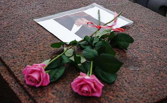 Цветы на месте убийства Бориса Немцова