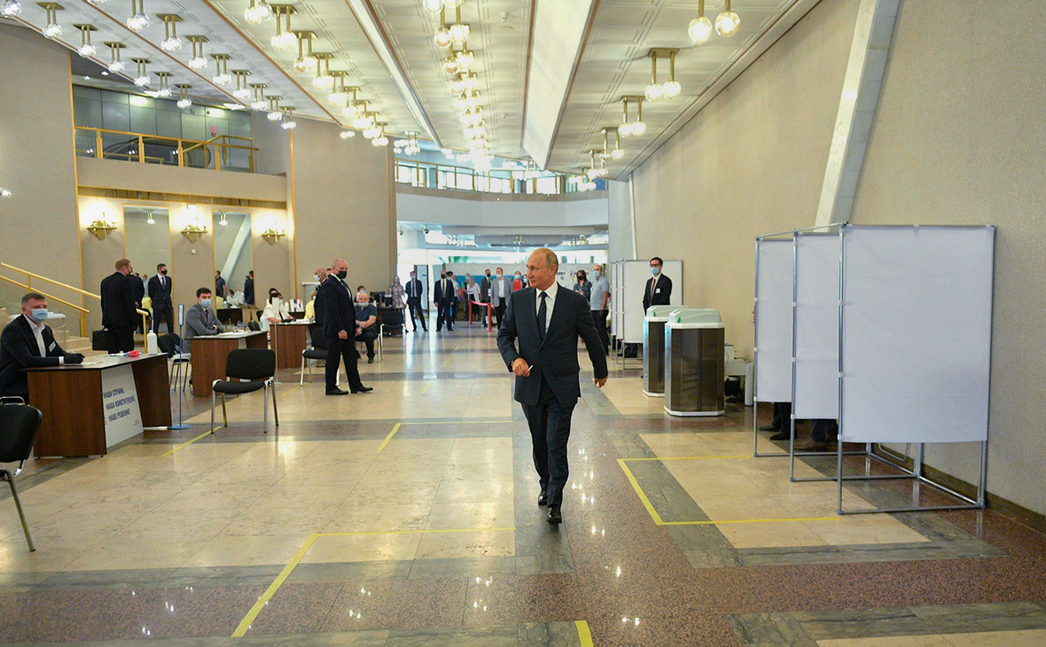 Владимир Путин во время голосования на избирательном участке № 2151, расположенном в здании Российской академии наук