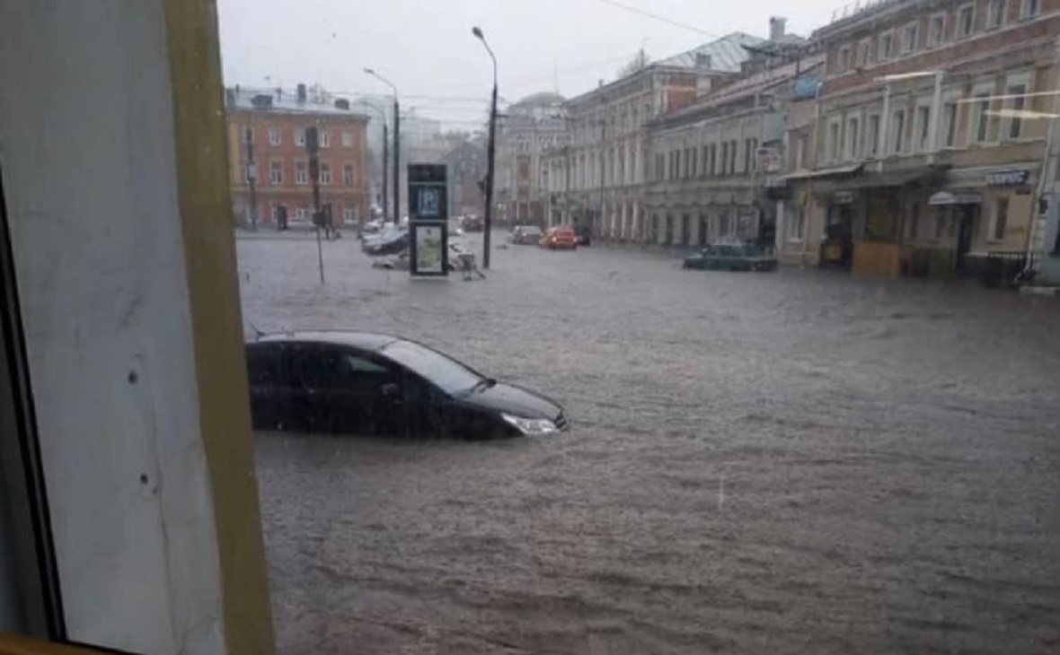 Осадки нижний новгород. Потоп в Нижнем Новгороде 2020. Потоп на Алексеевской Нижний Новгород. Улица Алексеевская Нижний новгородзатопила после ливня. Ливень в Нижнем Новгороде.