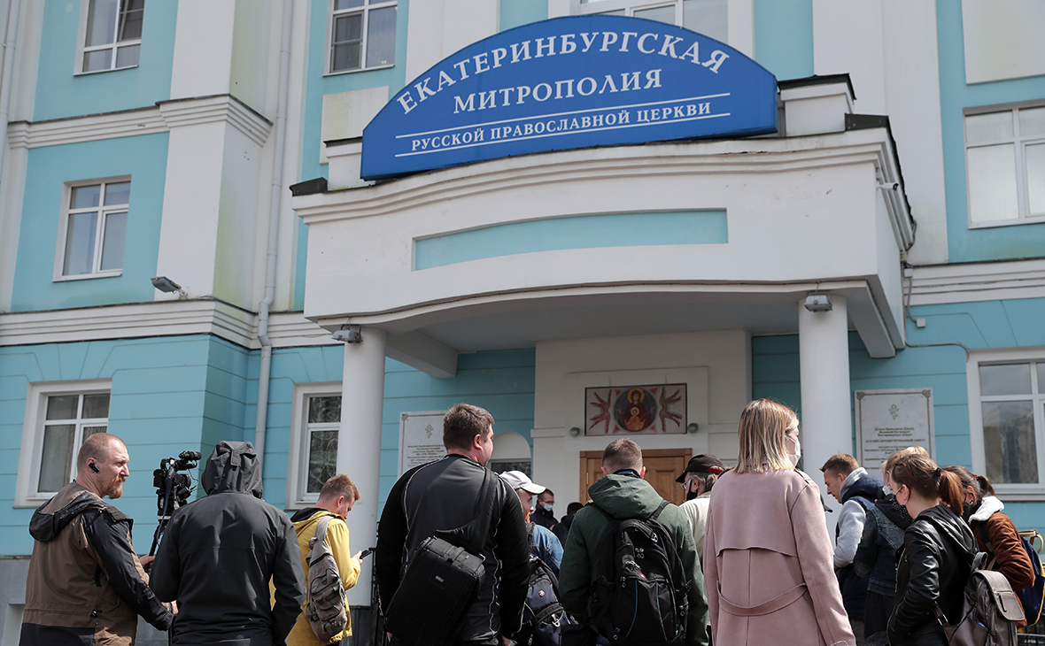 Журналисты у здания Екатеринбургской митрополии РПЦ