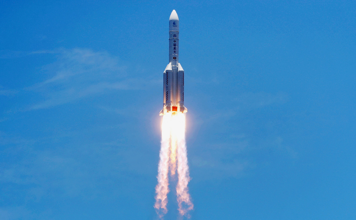 Ракета-носитель Long March-5 с зондом Tianwen-1 для изучения Марса во время старта с космодрома Вэньчан, Китай